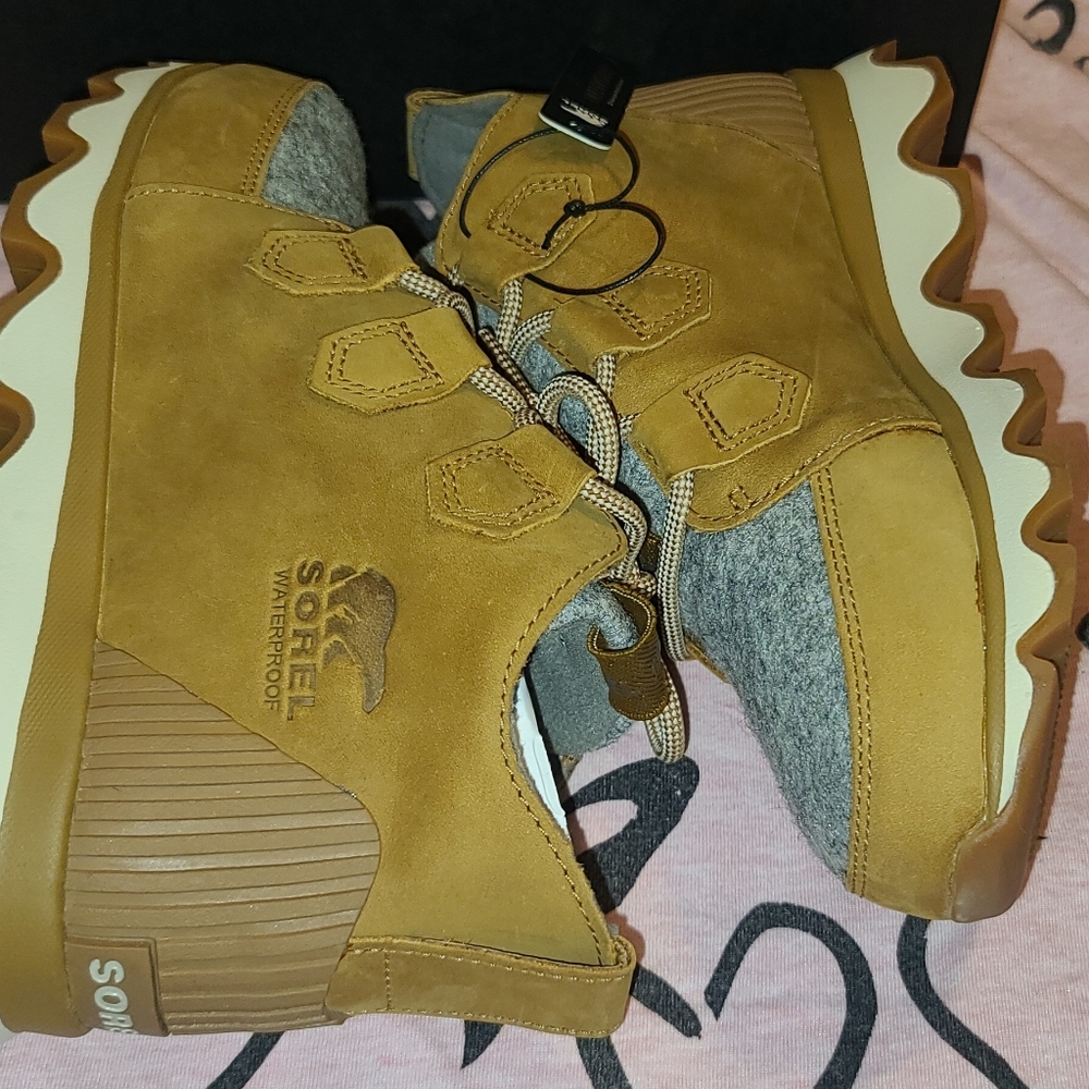 Sorel Boots - Picture 3 of 16